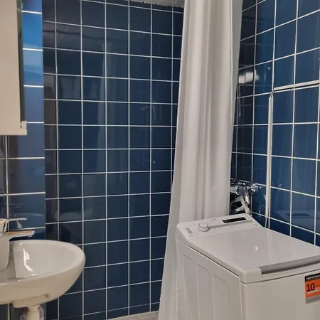 Kompakti Yksioe Numero 12 Pienkerrostalossa 아파트 포리