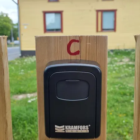Kompakti Yksioe Numero 12 Pienkerrostalossa Пори