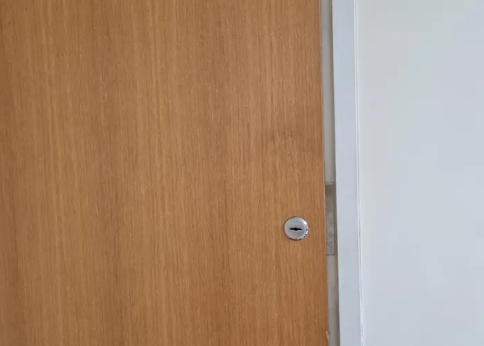 Lägenhet Kompakti Yksioe Numero 12 Pienkerrostalossa Björneborg